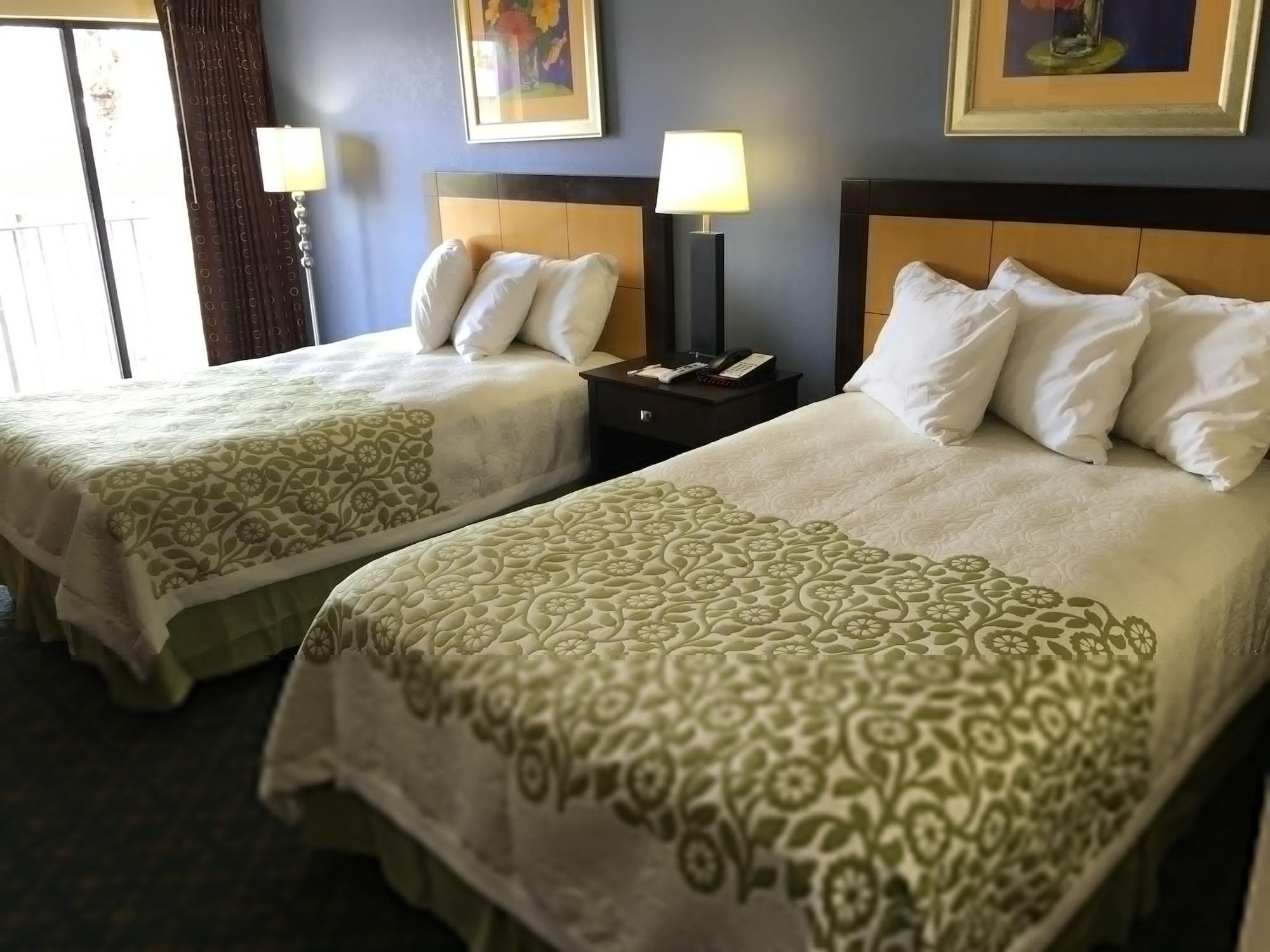 Days Inn & Suites By Wyndham Tampa - Ybor City Екстериор снимка