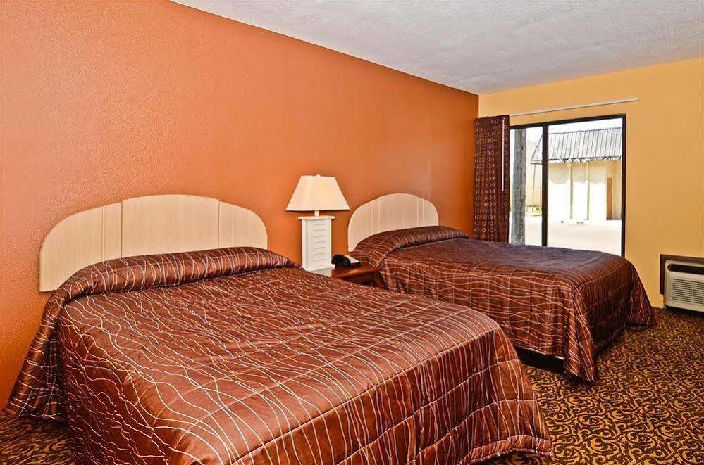Days Inn & Suites By Wyndham Tampa - Ybor City Екстериор снимка