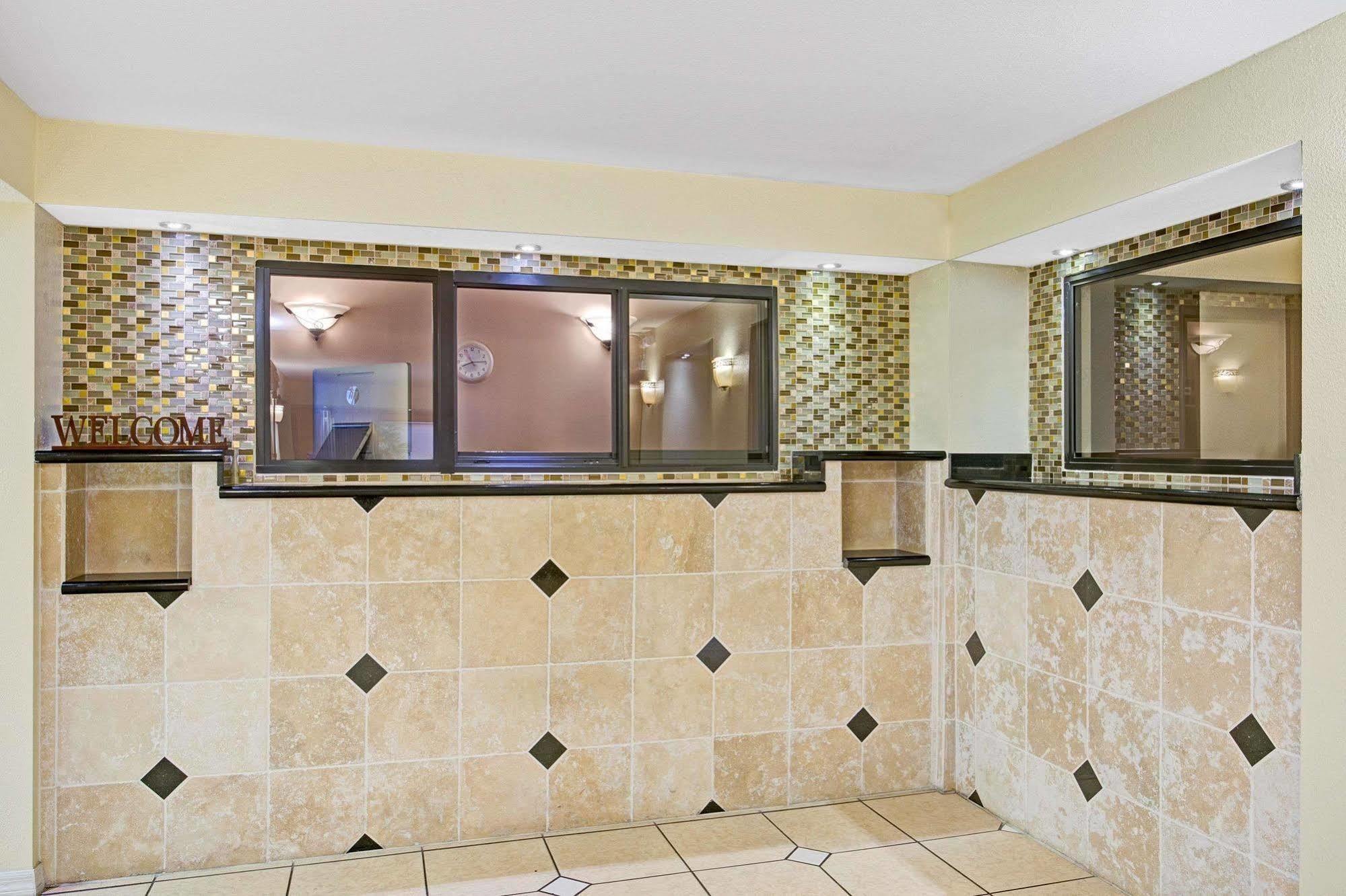 Days Inn & Suites By Wyndham Tampa - Ybor City Екстериор снимка