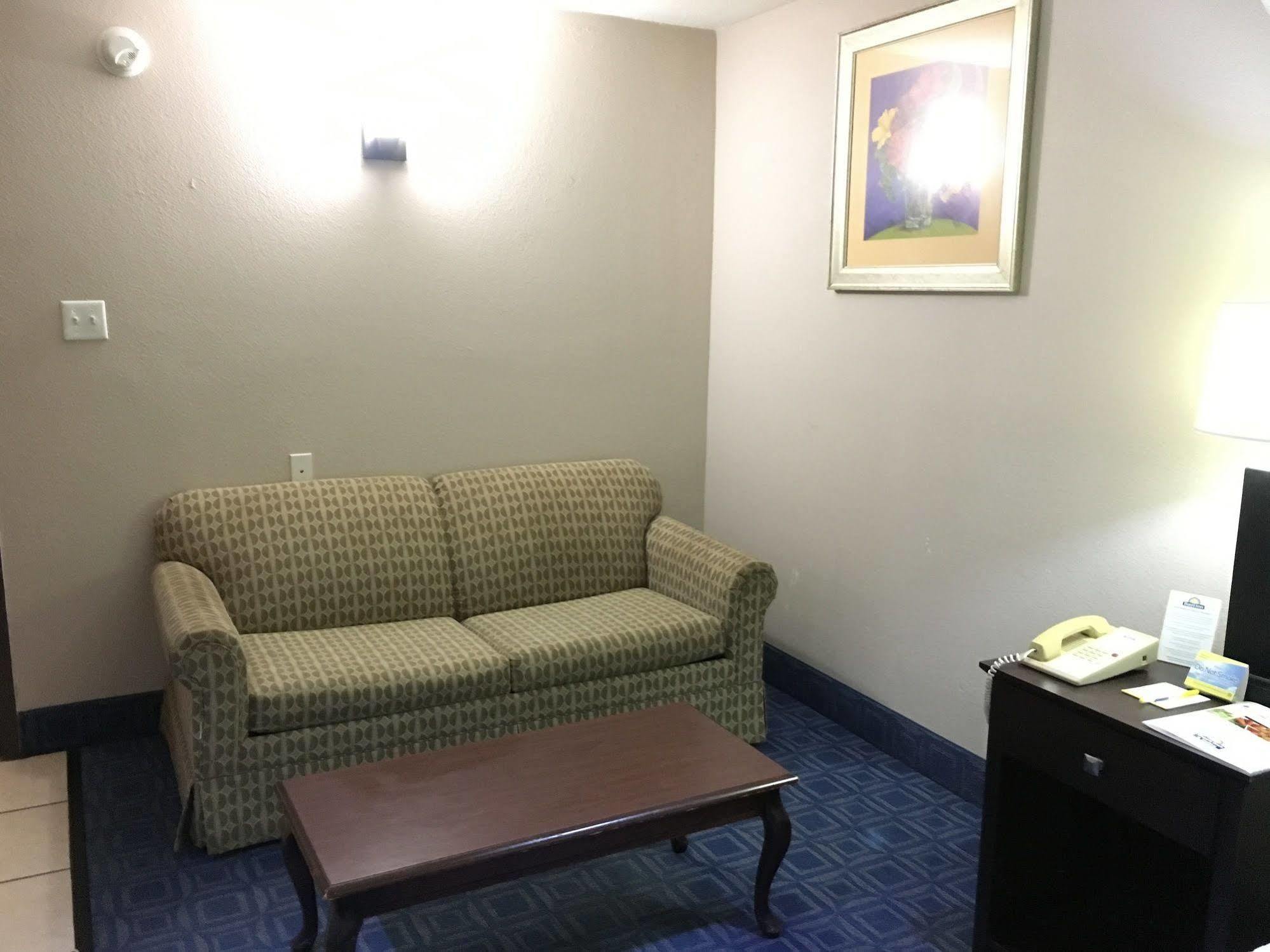 Days Inn & Suites By Wyndham Tampa - Ybor City Екстериор снимка
