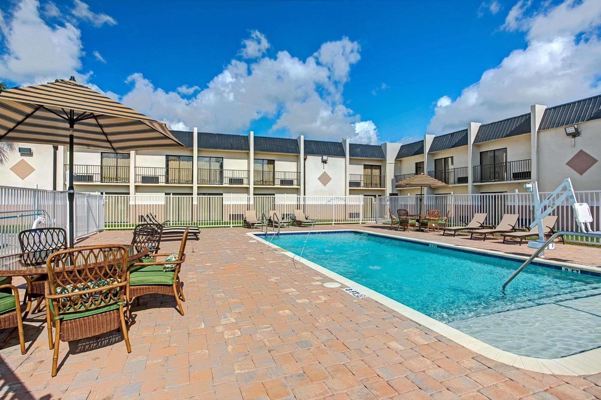 Days Inn & Suites By Wyndham Tampa - Ybor City Екстериор снимка